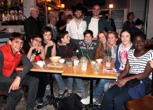 Guillaume et la classe du Lycée International de Genève lors du concert au Café des Sources